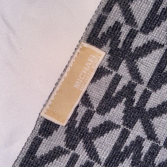 Michael Kors Signature Logo Knit Scarf - Picture 5 of 5